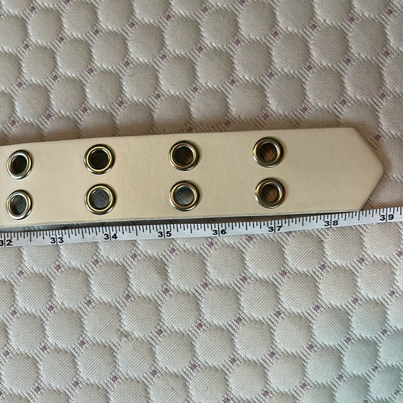 White double grommet leather belt. Small/ medium. - Picture 8 of 9